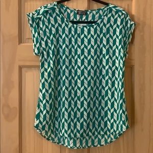 Green, geometric print short sleeve top